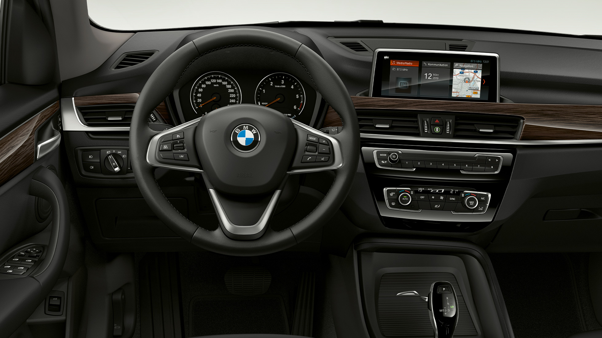 BMW X1, модел Advantage внатрешност BMW X1, модел Advantage, внатрешност со фокус на кокпитот