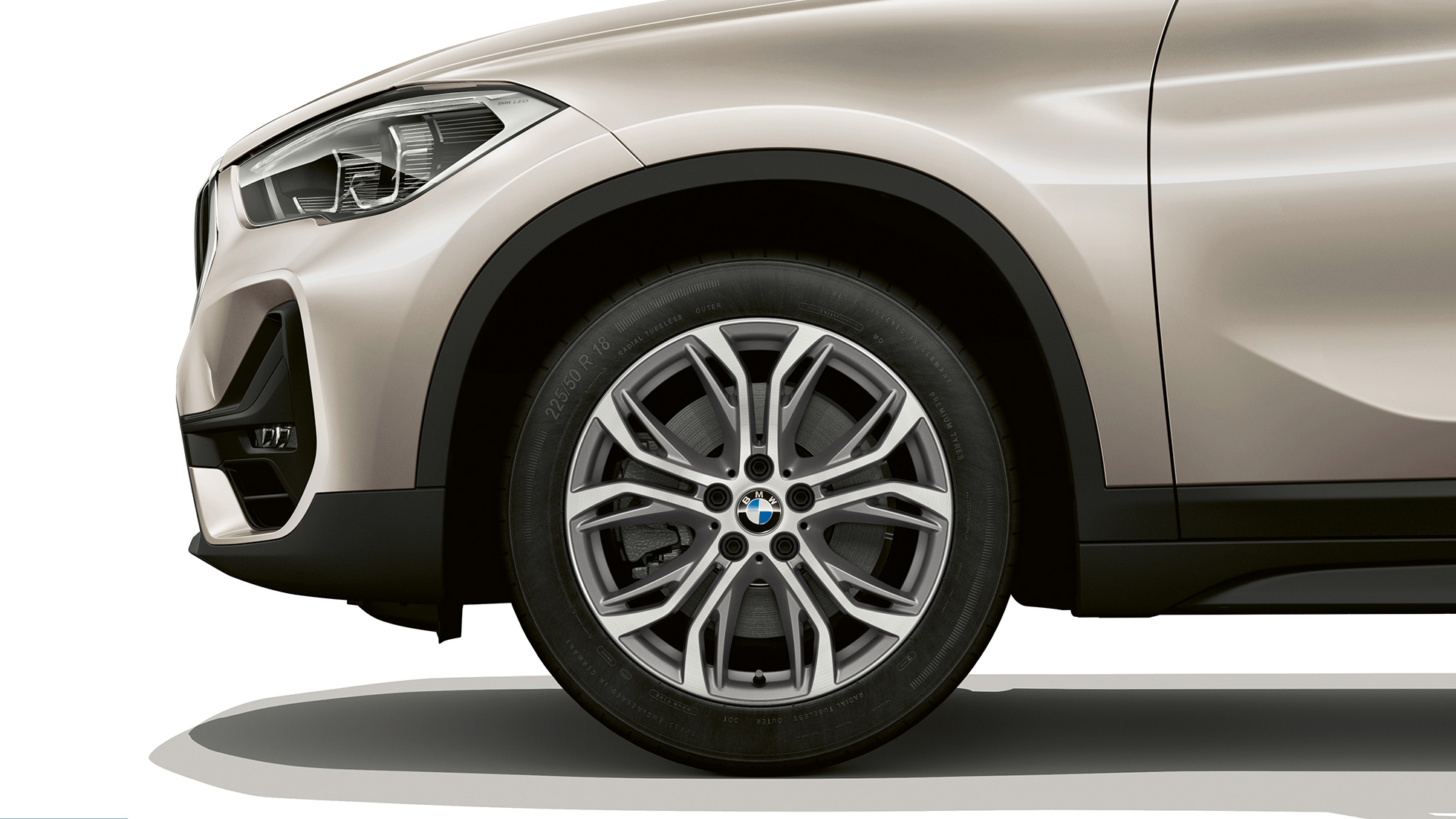 BMW X1, модел Advantage, леснометални бандажи BMW X1, модел Advantage, страничен приказ со поглед одблиску на леснометалните бандажи