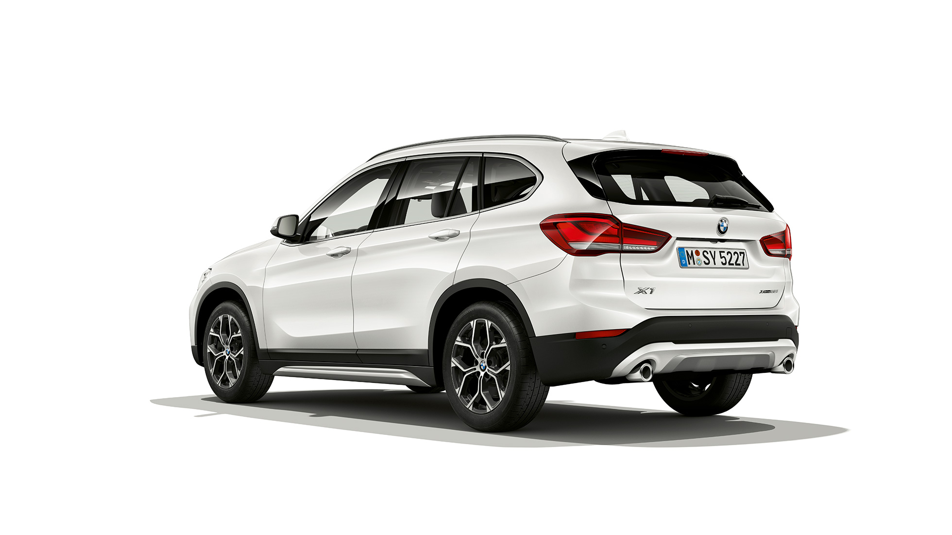 BMW X1, модел xLine, тричетвртински приказ одзади. BMW X1, модел xLine, тричетвртински приказ одзади во студио.