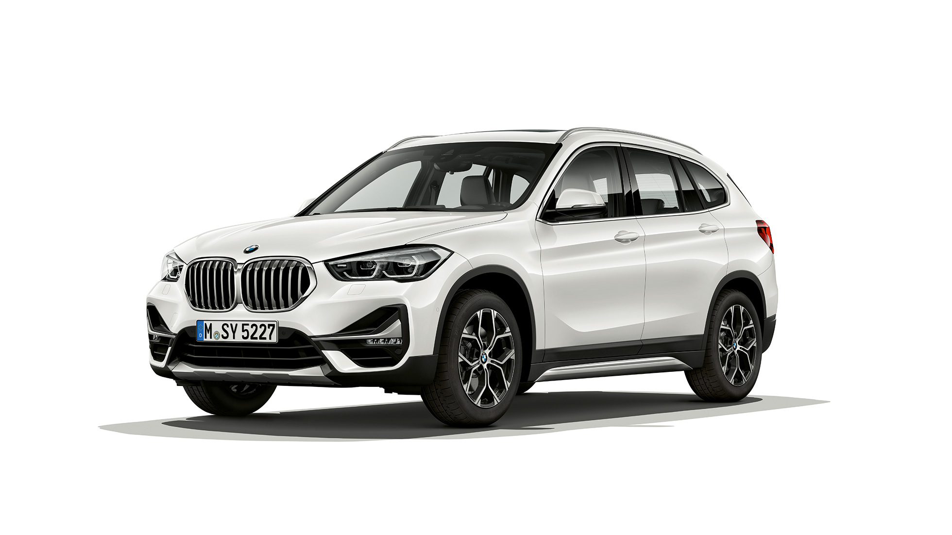 BMW X1, модел xLine, тричетвртински приказ однапред. BMW X1, модел xLine, тричетвртински приказ однапред во студио.