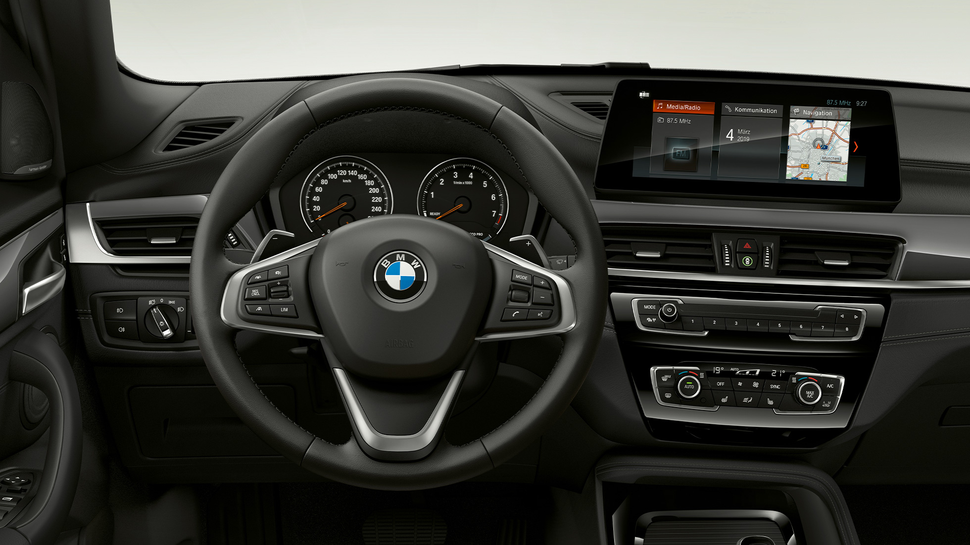 BMW X1, модел xLine, внатрешност BMW X1, модел xLine, внатрешност со фокус на кокпитот.