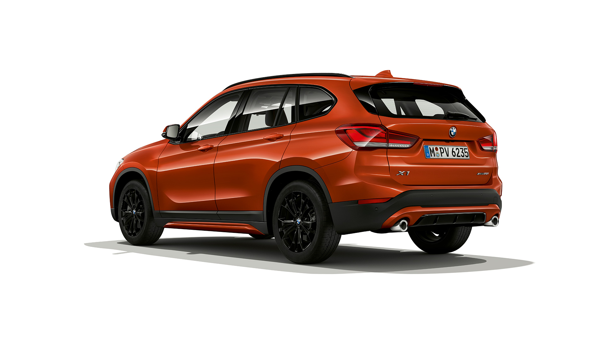 BMW X1, модел Sport Line, тричетвртински приказ одзади BMW X1, модел Sport Line, тричетвртински приказ одзади во студио