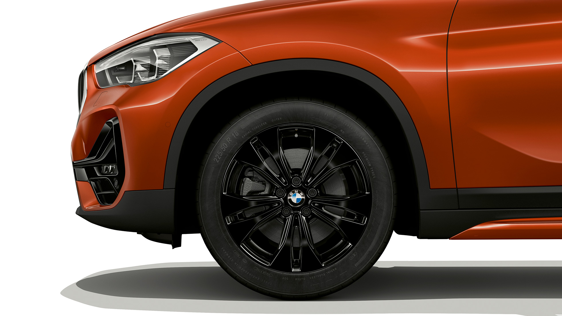 BMW X1, модел Sport Line, леснометални бандажи BMW X1, модел Sport Line, страничен приказ со поглед одблиску на леснометални бандажи