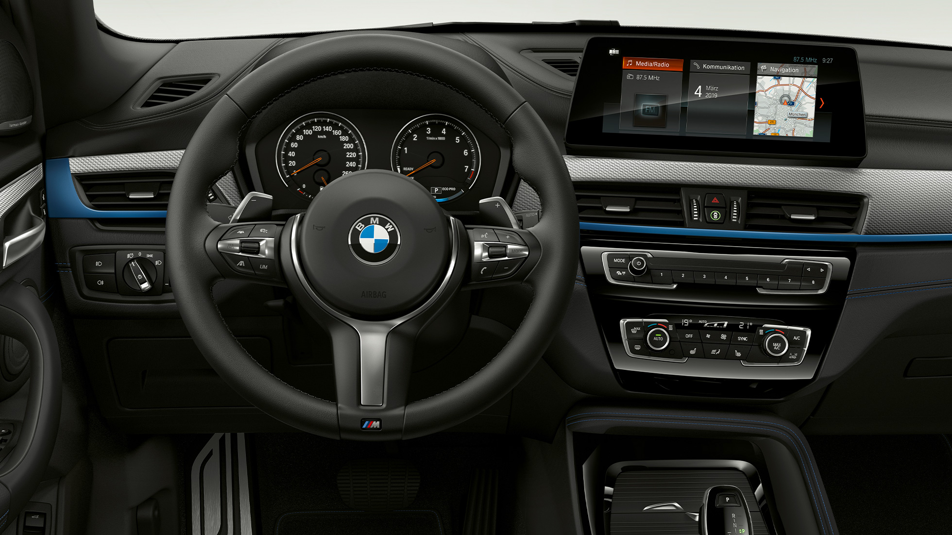 BMW X1, модел M Sport, внатрешност BMW X1, модел M Sport, внатрешност со фокус на кокпит