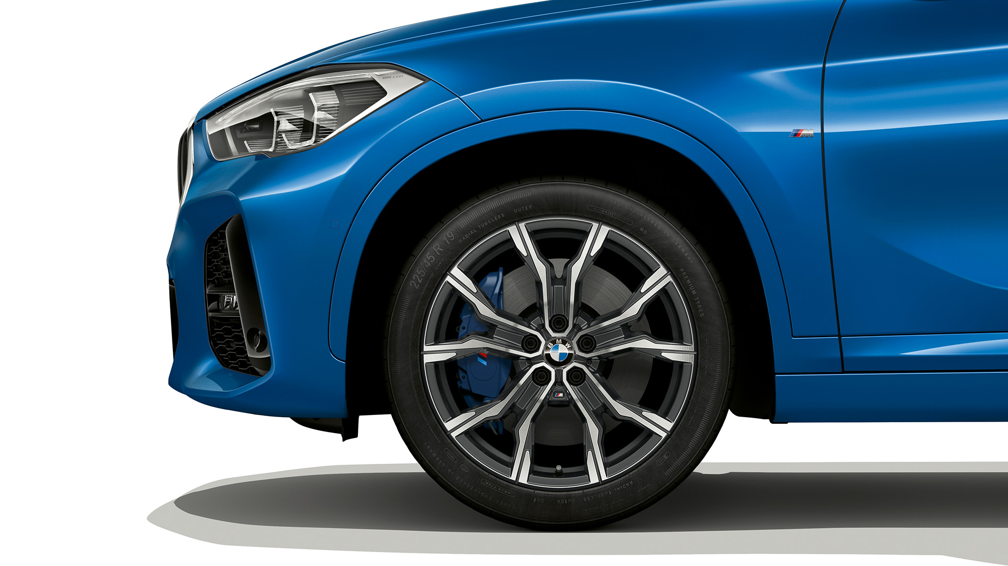 BMW X1, модел M Sport, леснометални бандажи BMW X1, модел M Sport, страничен приказ со поглед одблиску на леснометалните бандажи