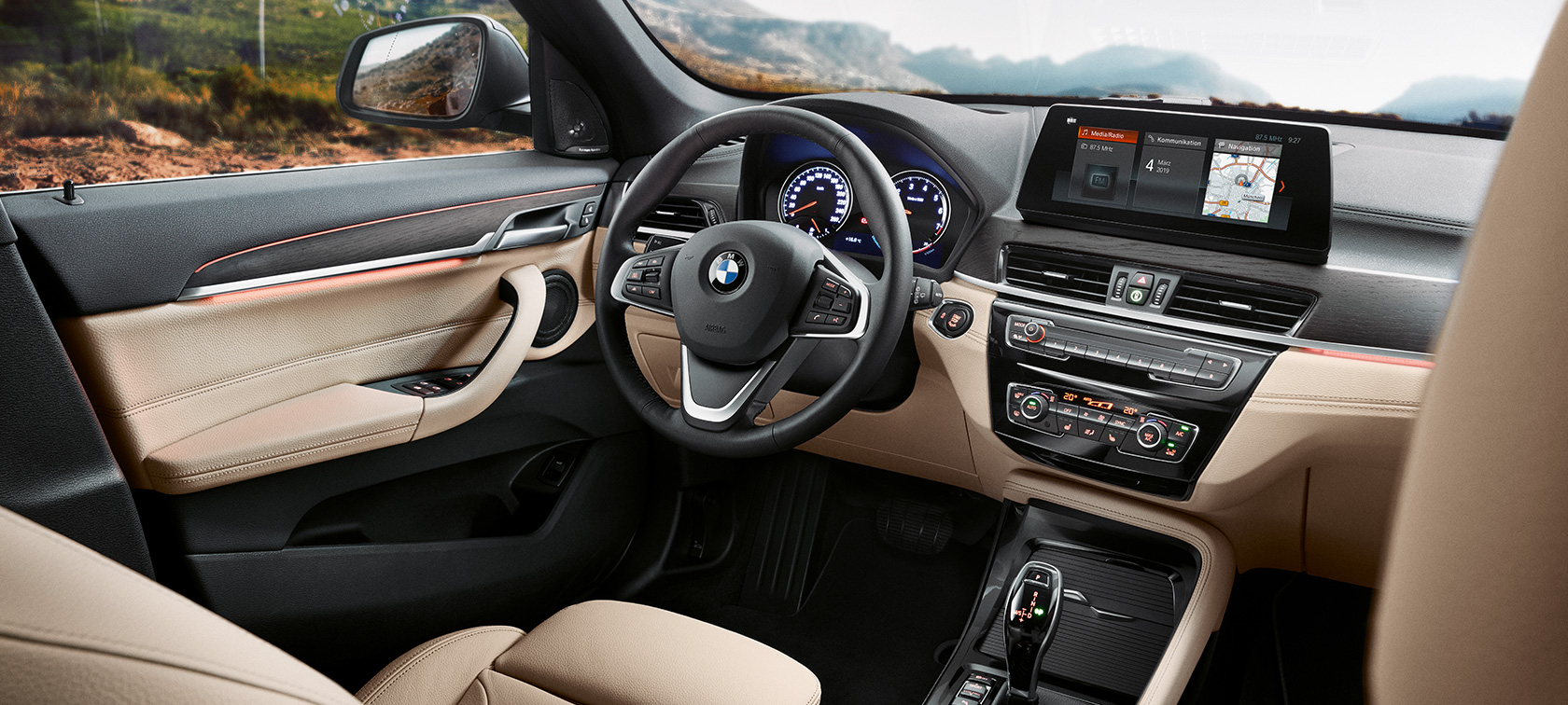 BMW X1, кокпит. BMW X1, внатрешност со фокус на кокпитот.