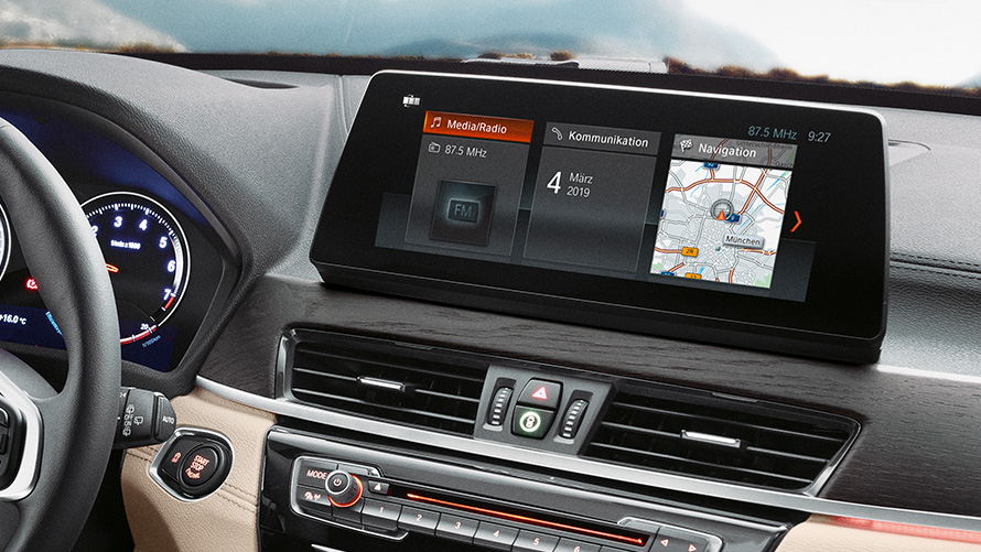 BMW X1 контролен екран од 10.25 инча. BMW X1 внатрешност, поглед на контролниот екран на допир од 10.25 инча.