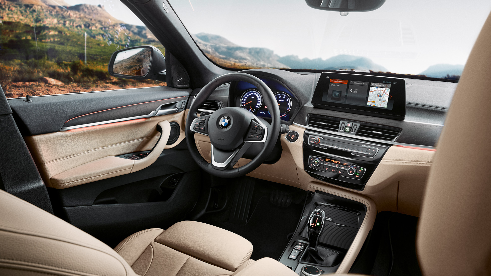BMW X1 внатрешност, кокпит. BMW X1 внатрешност, приказ на контролниот екран од 10.25 инча во кокпитот.