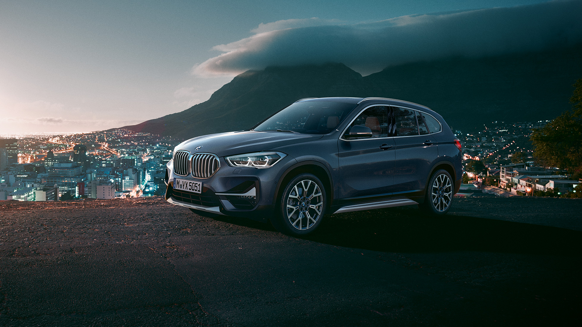 BMW X1, тричетвртински страничен приказ BMW X1, тричетвртински страничен приказ, паркиран пред урбана заднина
