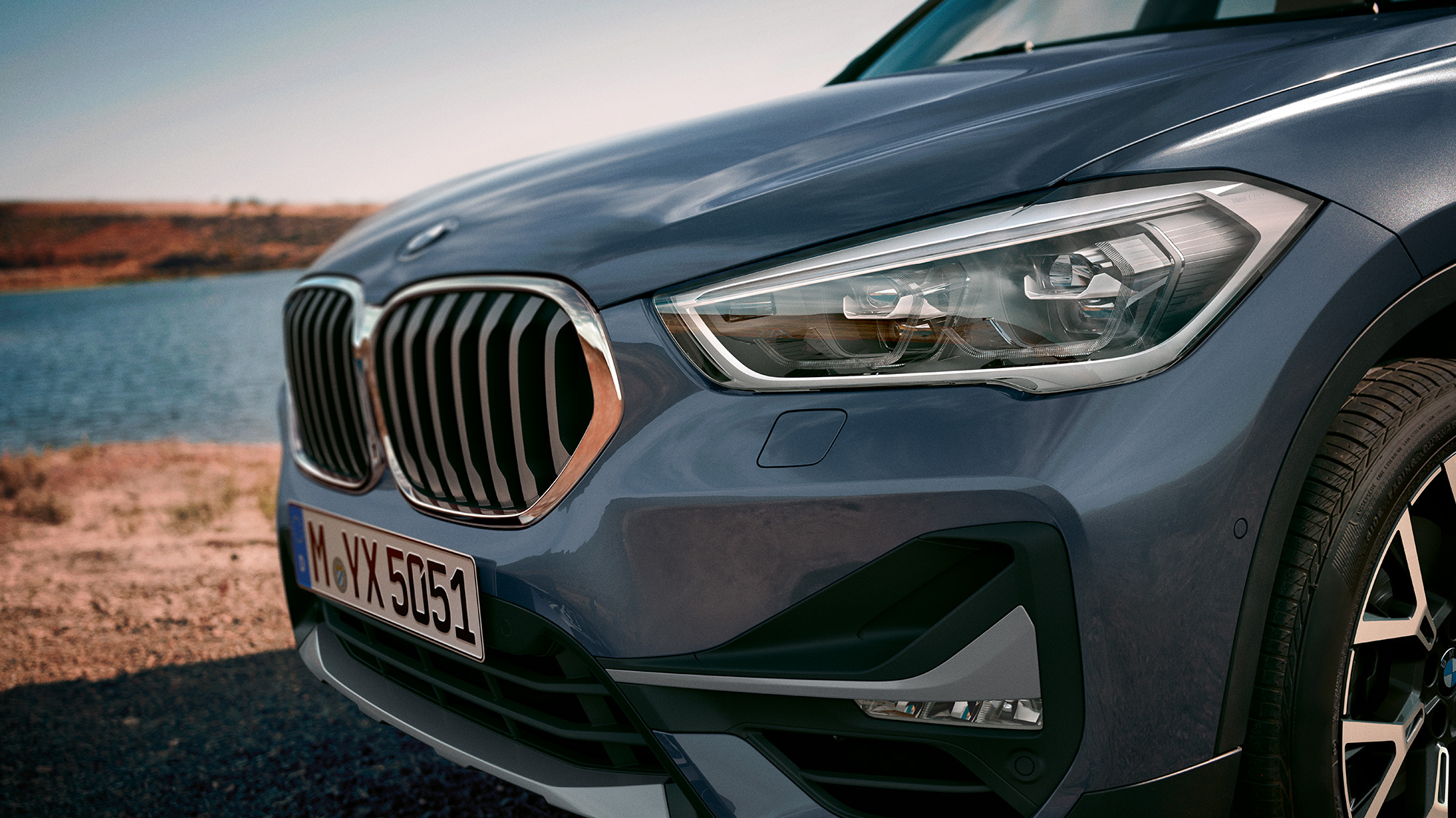 BMW X1, адаптивни LED светла. BMW X1, поглед одблизу на адаптивните LED светла.