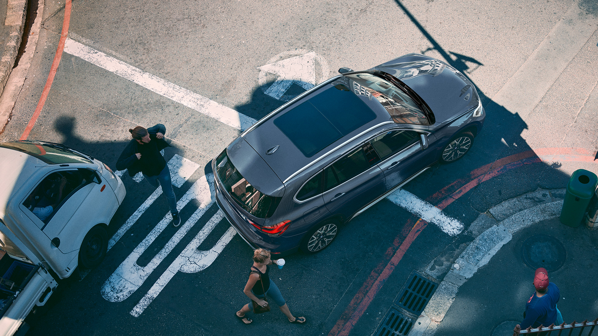 BMW X1, панорамски стаклен покрив. BMW X1 со поглед на панорамскиот стаклен покрив од птичја перспектива.