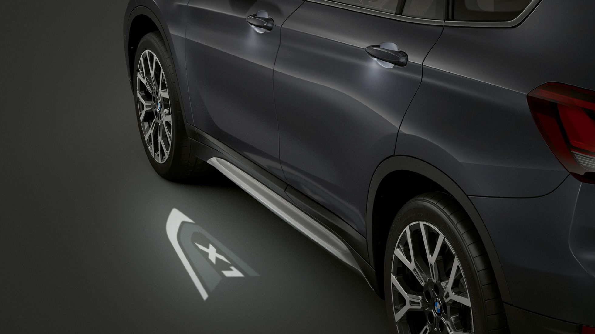 BMW X1, LED-Projection “X1”. BMW X1 страничен приказ со фокус на LED-Projection “X1”
