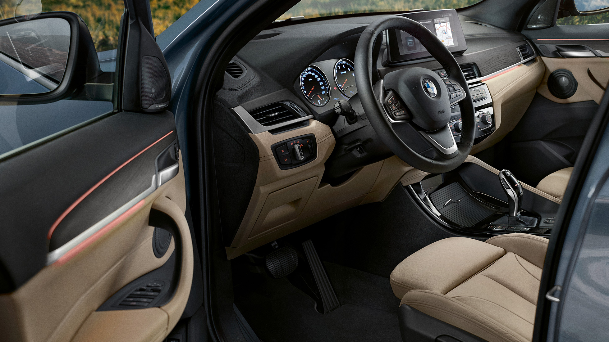 BMW X1, внатрешност BMW X1, внатрешност со фокус на мултифукционалниот управувач.