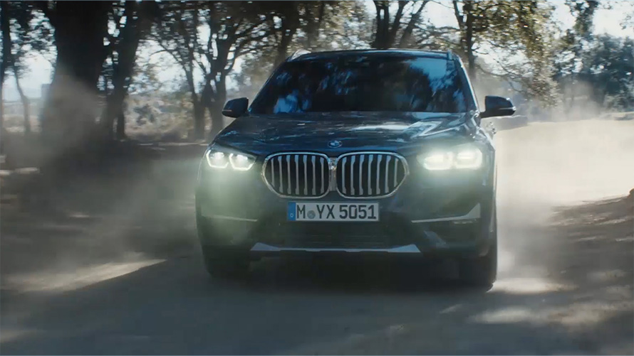 BMW X1 F48 LCI тричетвртински поглед однапред BMW X1 F48 LCI тричетвртински поглед однапред во возење сцена во природа