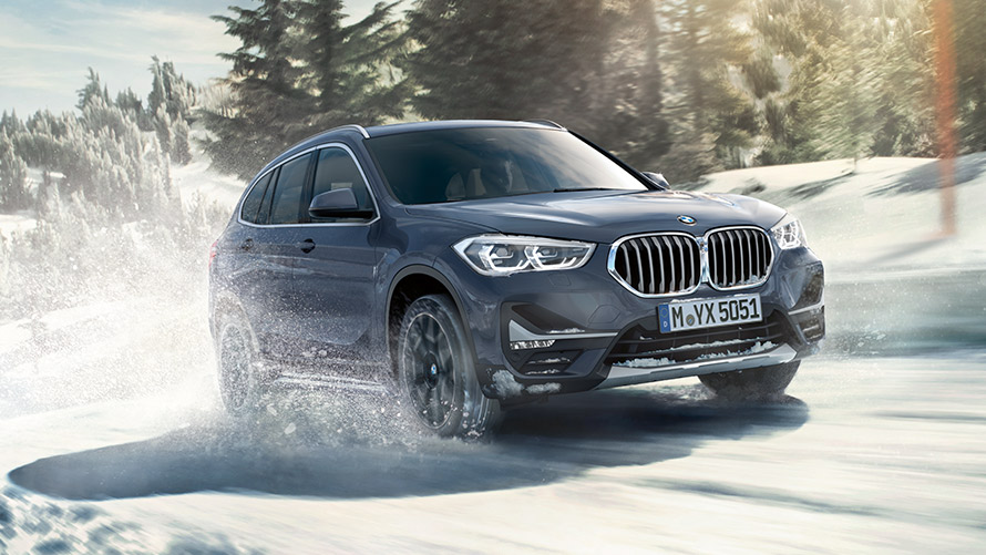 BMW X1 xDrive20i F48 LCI во BMW Individual Storm Baymetallic боја, возење низ зимски пејзаж BMW X1 xDrive20i F48 LCI во BMW Individual Storm Baymetallic боја, возење низ зимски пејзаж