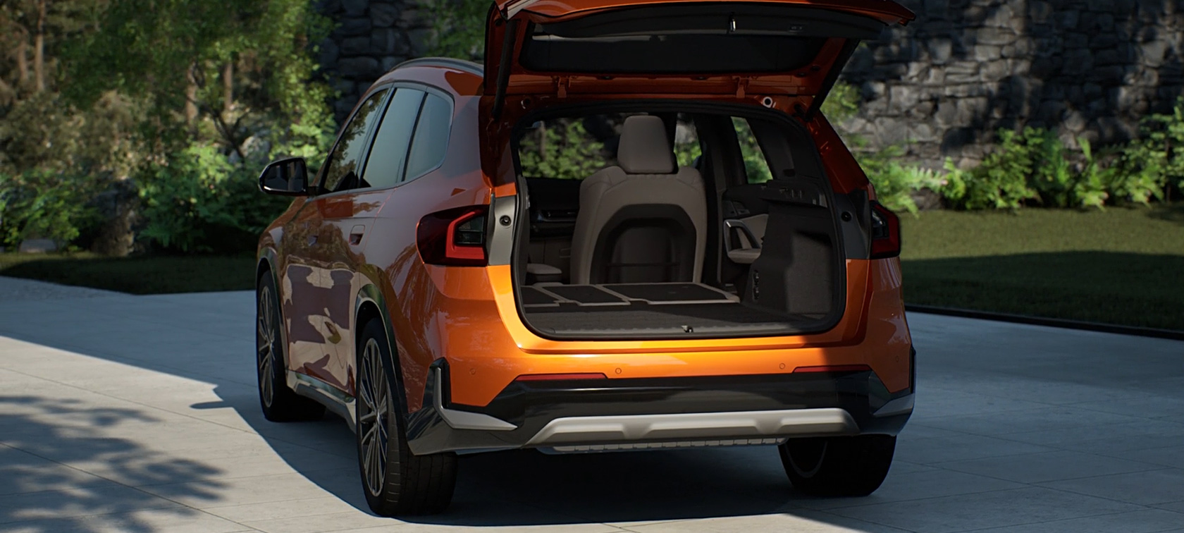 BMW X1 xDrive23i U11 ICE xLine Utah портокалова металик багажен простор и кука за влечење приколка Багажен простор и кука за влечење приколка BMW X1 xDrive23i U11 ICE Utah портокалова металик 20-инчни тркала BMW Individual од лесна легура со повеќе краци 869 I