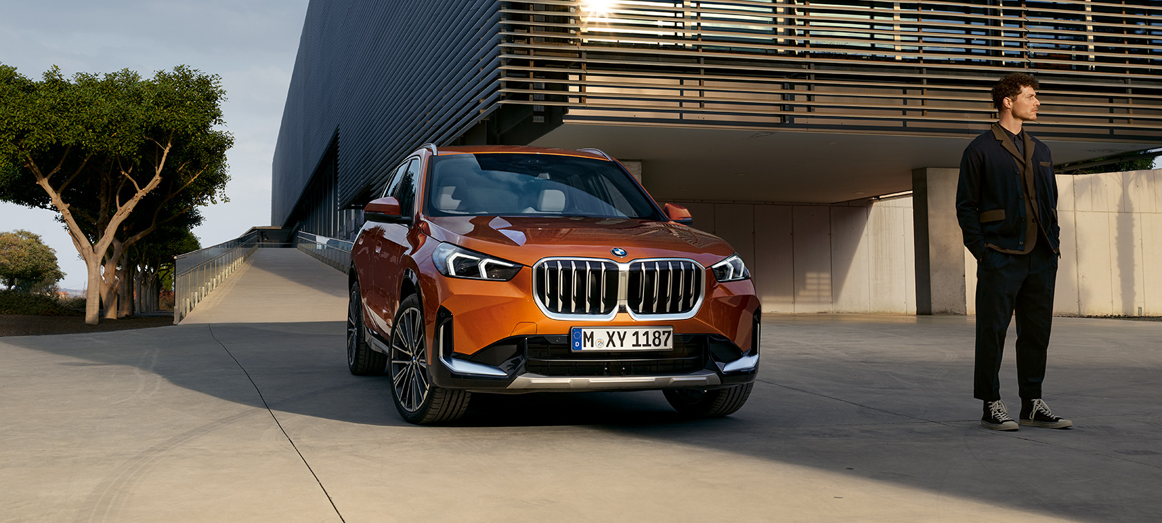 BMW X1 xDrive23i U11 ICE xLine Utah портокалова металик карактеристики на надворешноста Карактеристики на надворешноста BMW X1 xDrive23i U11 ICE xLine Utah портокалова металик 20-инчни тркала BMW Individual од лесна легура со повеќекраци 869 I