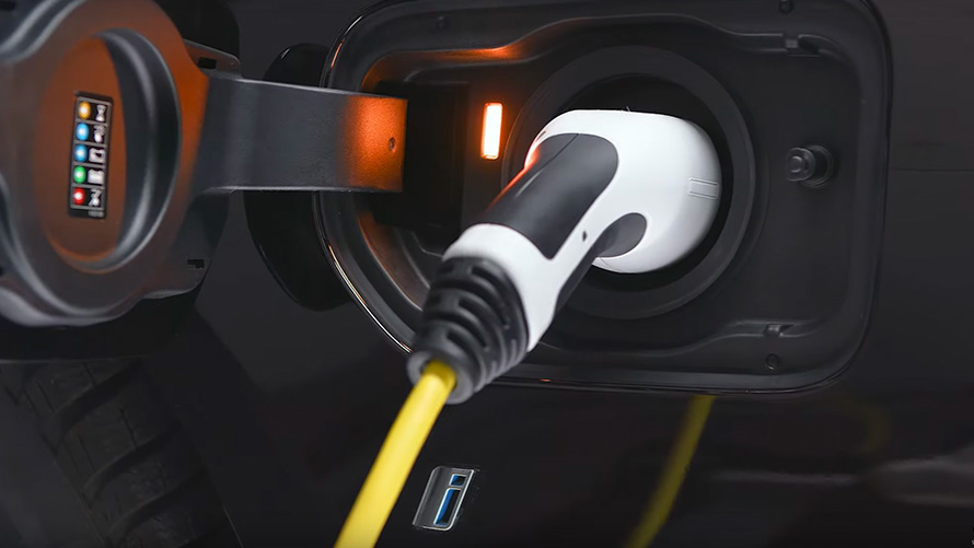 BMW plug-in хибрид поврзан со кабел за полнење BMW plug-in хибрид поврзан со кабел за полнење одблиску