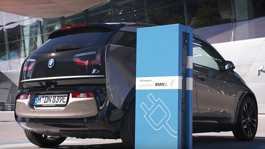 BMW i3 (i01) на станица за понење BMW i3 (i01) на станица за понење тричетвртински поглед одзади