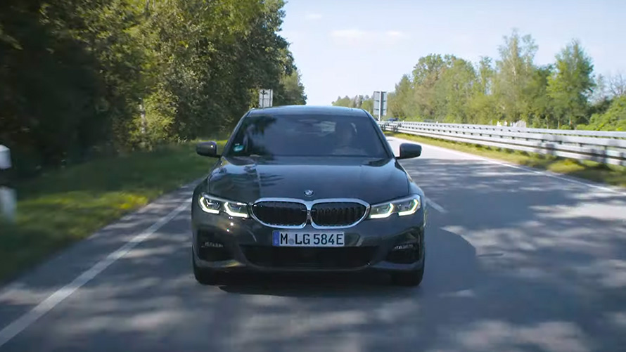 BMW G20 plug-in хибрид во возење на улица поглед BMW G20 plug-in хибрид во возење на улица поглед однапред