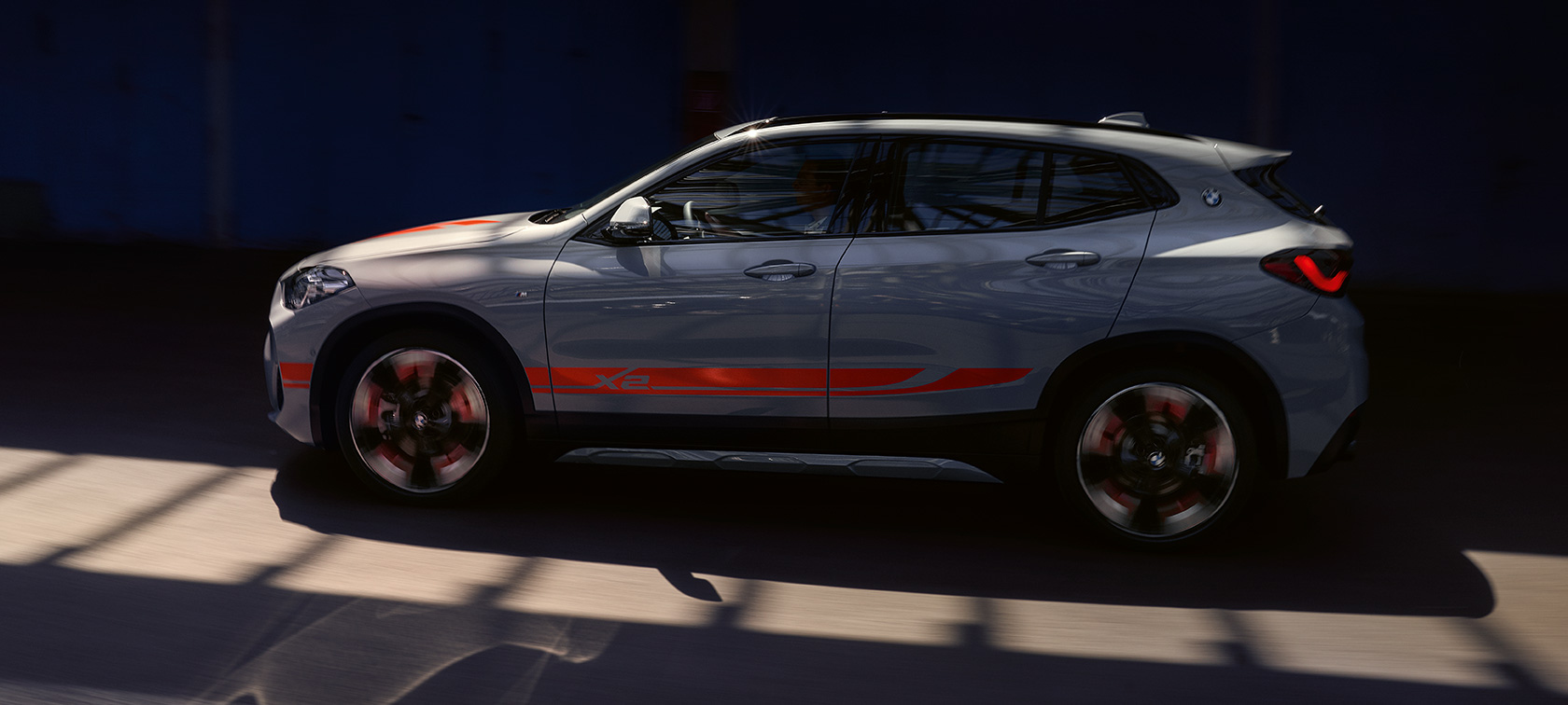 Страничен поглед BMW X2 F39 Страничен поглед BMW X2 F39 2020 Brooklyn Grey во возење