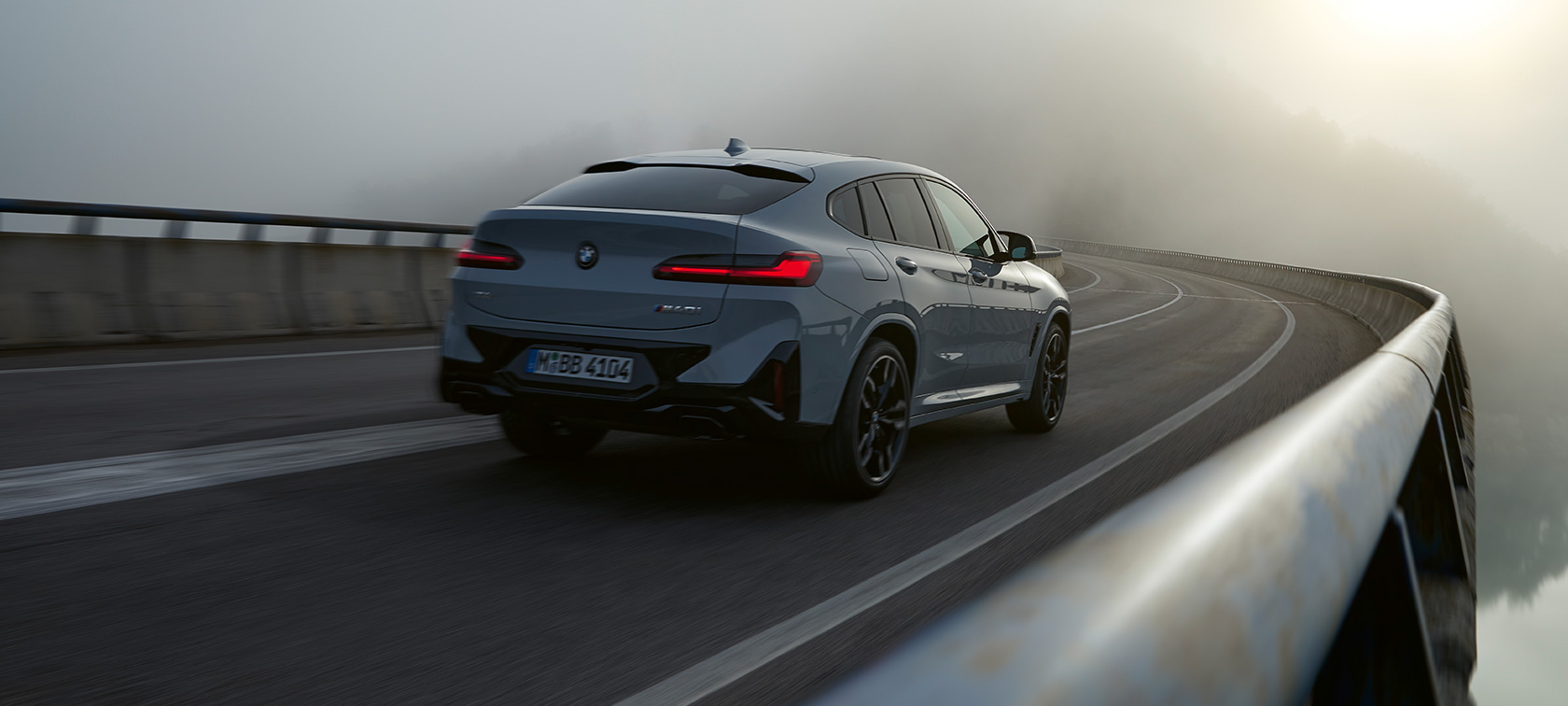 MW X4 G02 оригинални BMW додатоци 2021 BMW X4 G02 оригинални BMW додатоци Brooklyn Grey сива боја тричетвртински заден кадар во возење 2021