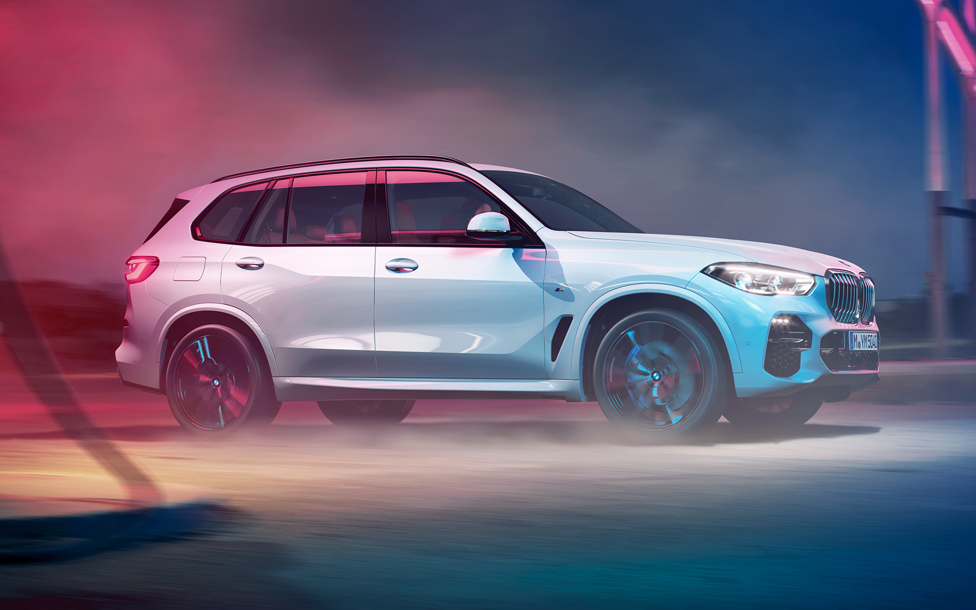 Силуета на BMW X5 ноќе во урбана средина