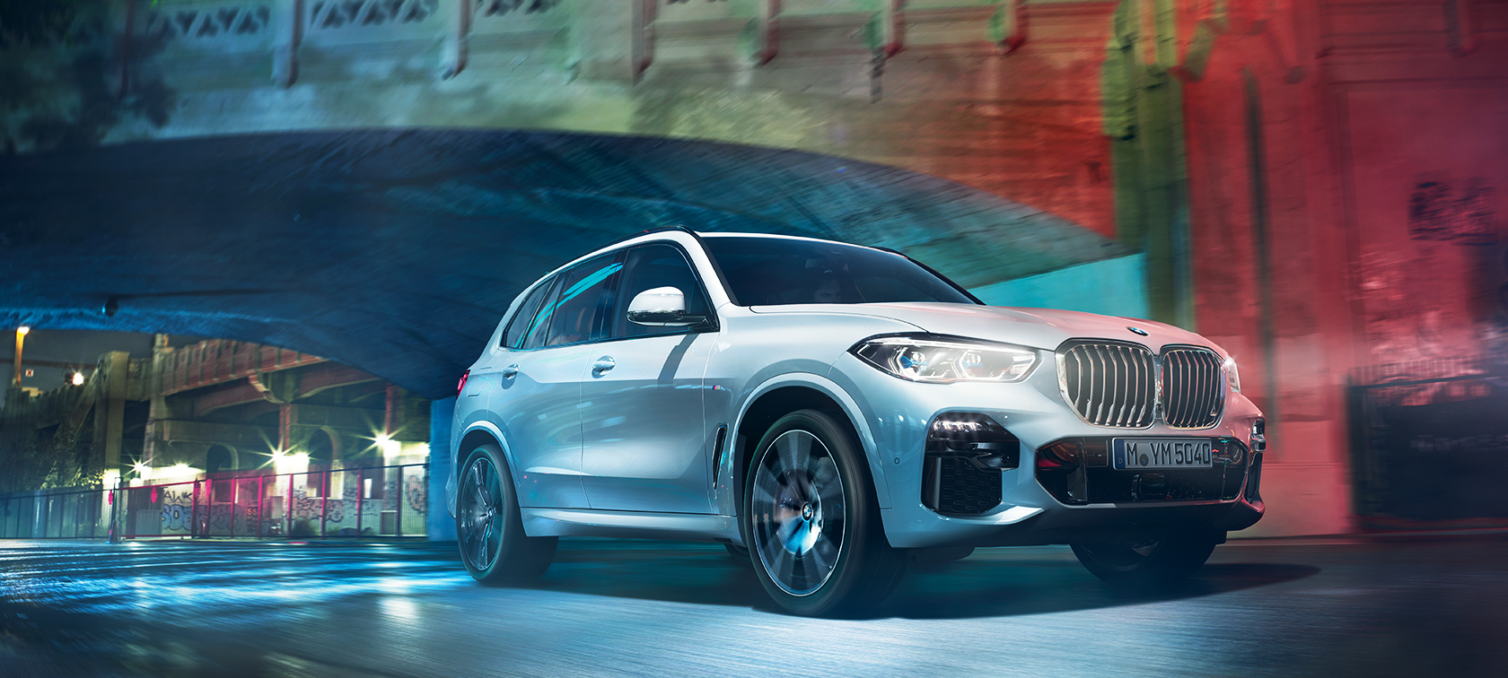 BMW X5 патува низ градот ноќе