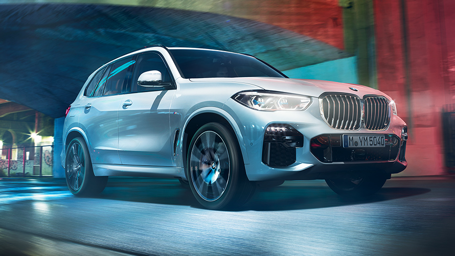 BMW X5 патува низ град ноќе