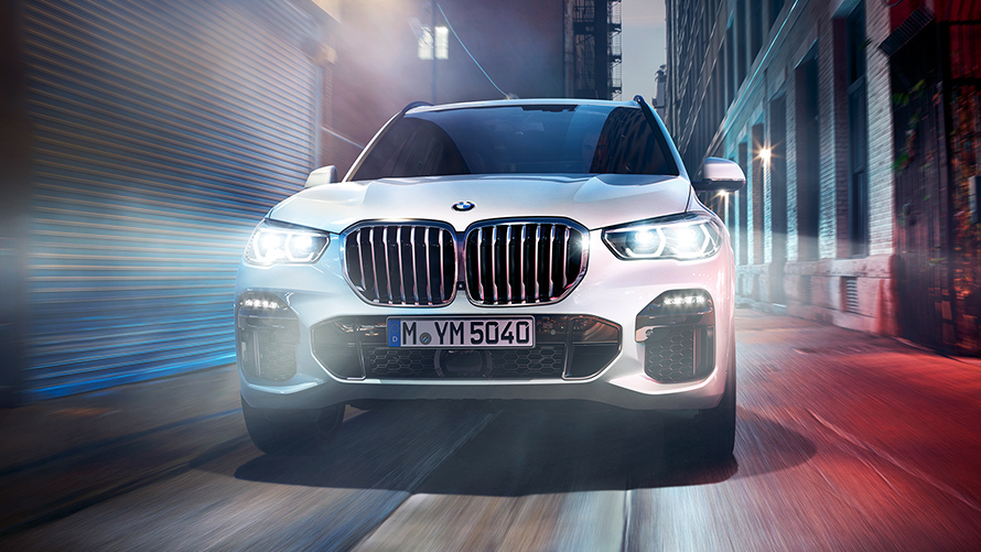 BMW X5 на улица во град ноќе