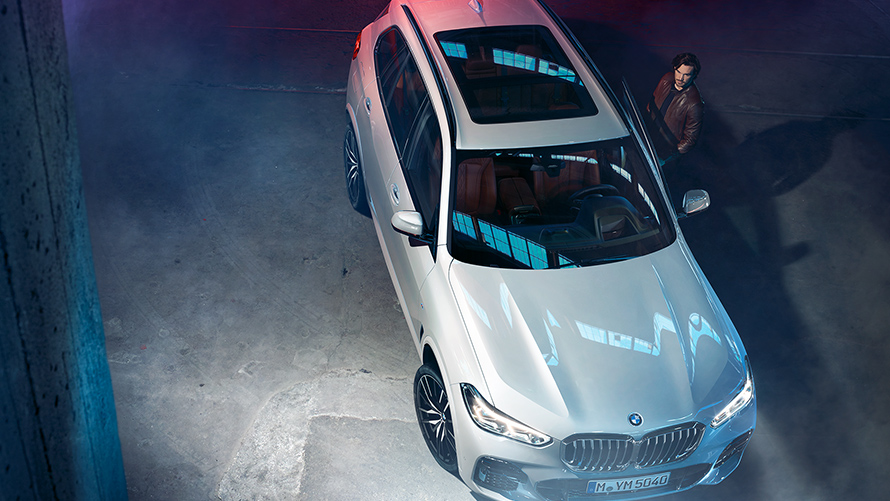 Ноќен кадар од горната страна на BMW X5 во урбана средина