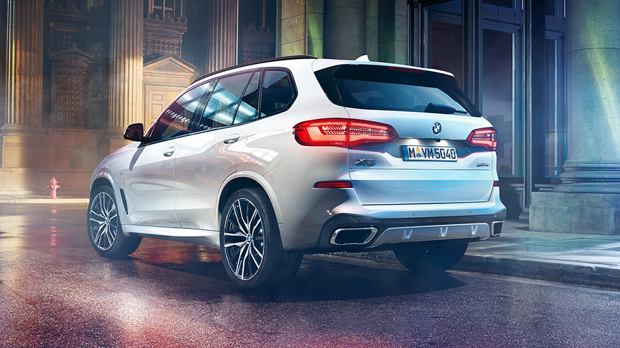 Заден кадар на BMW X5 ноќе во урбана средина