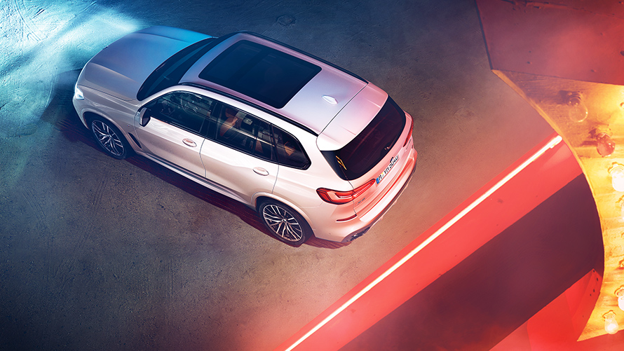 Ноќен кадар на BMW X5 од горна страна