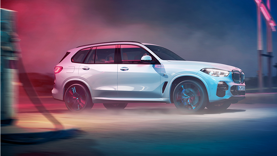 Силуета на BMW X5 ноќе во урбана средина