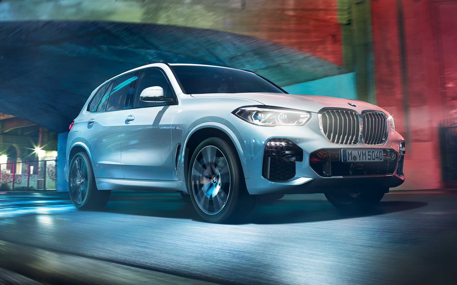 BMW X5 патува низ град ноќе