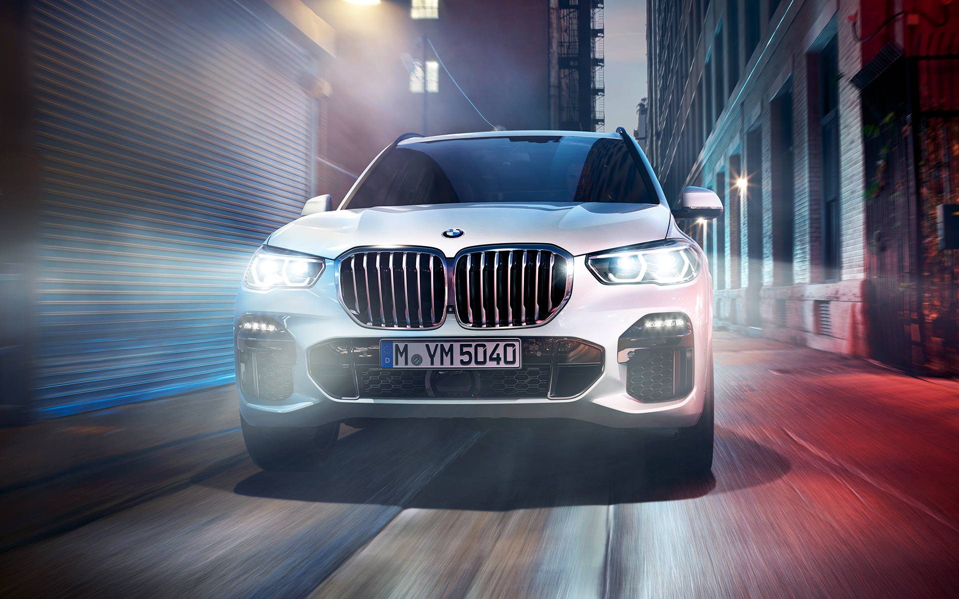 BMW X5 на улица во град ноќе