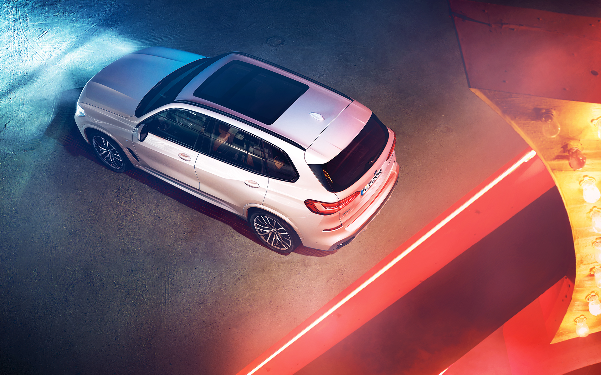 Ноќен кадар на BMW X5 од горна страна