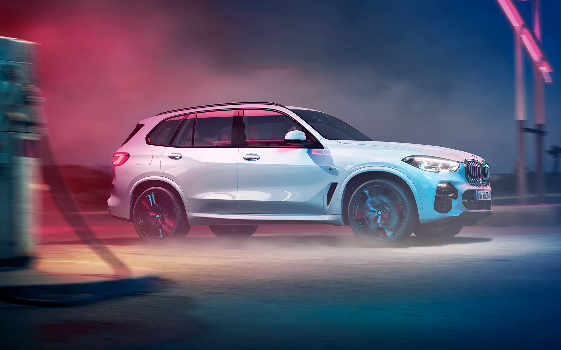 Силуета на BMW X5 ноќе во урбана средина