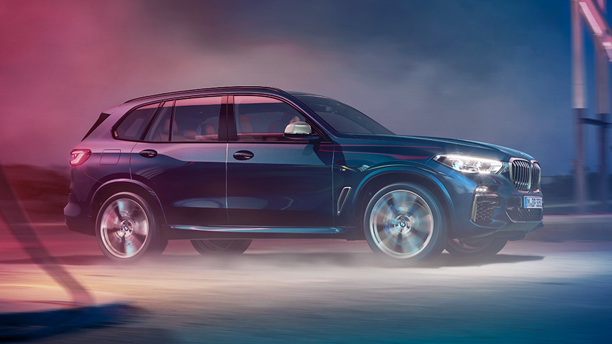 Кадар на возење на BMW X5 M50d ноќе во урбана средина 