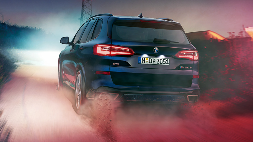 Задниот дел на BMW X5 M50d ноќе во урбана средина