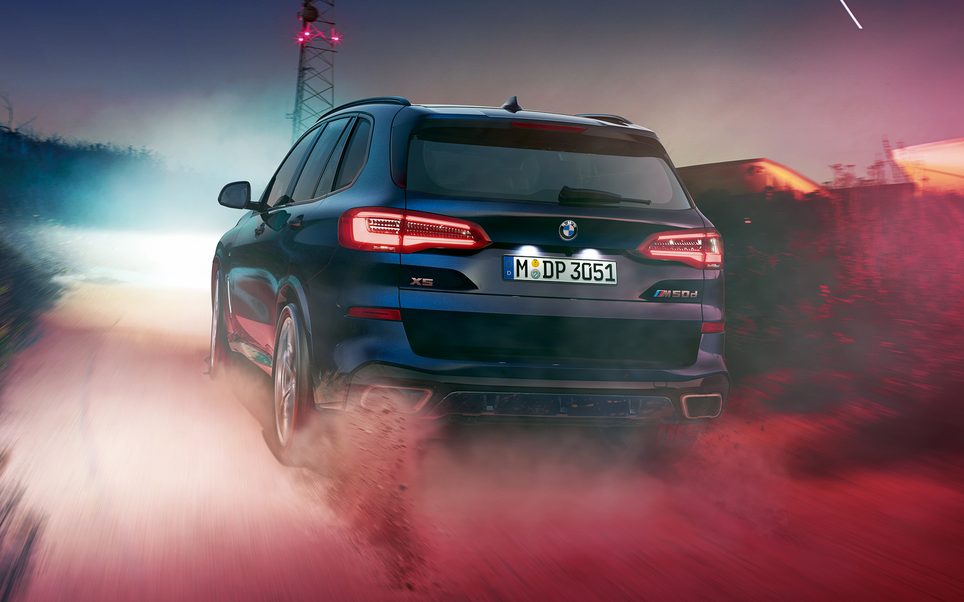 BMW X5 M50d заден дел Задниот дел на BMW X5 M50d ноќе во урбана средина