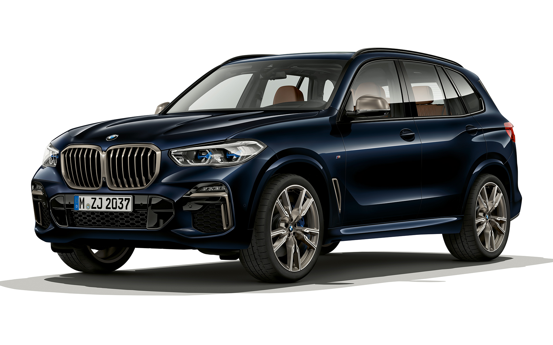 BMW X5 M50d преден дел Ноќен кадар на предниот дел на BMW X5 M50d