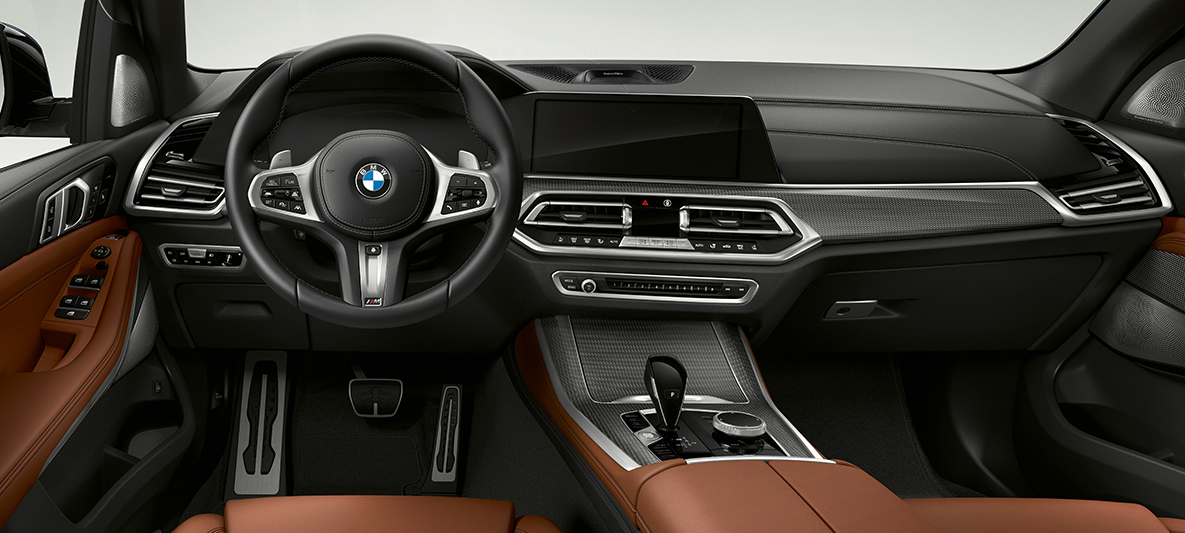 Внатрешност на BMW X5 M50d Внатрешноста на BMW X5 M50d со кабината, инструмент таблата и централната конзола