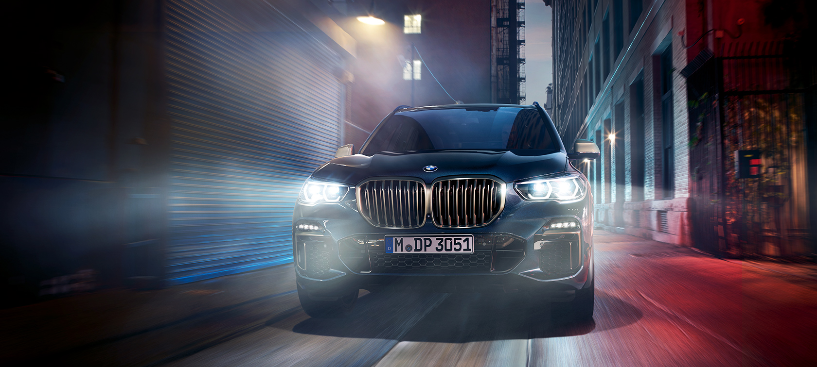 BMW X5 M50d во акција BMW X5 M50d на улица во град ноќе