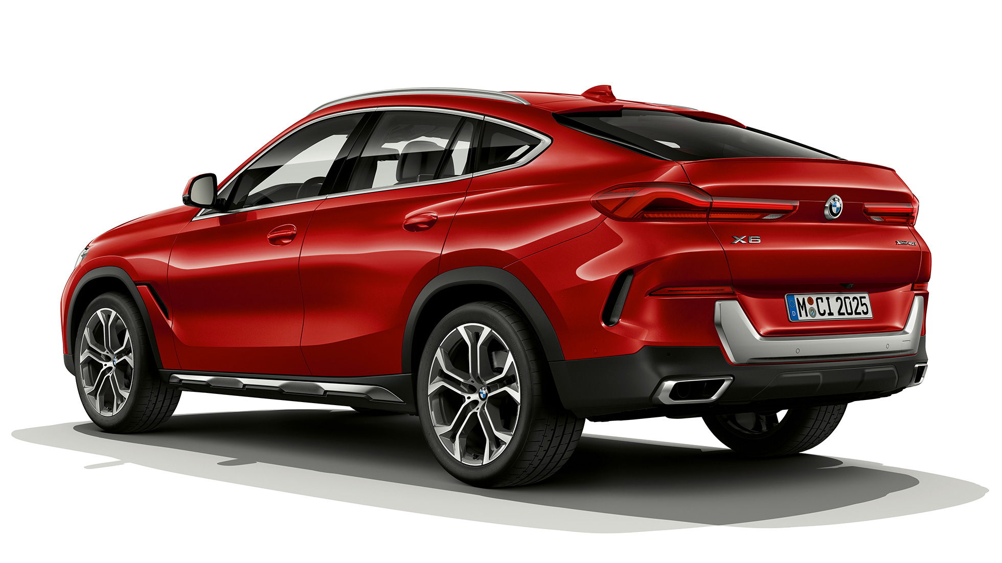 BMW X6 со BMW xLine, одзади. BMW X6 со BMW xLine, тричетвртински приказ одзади.