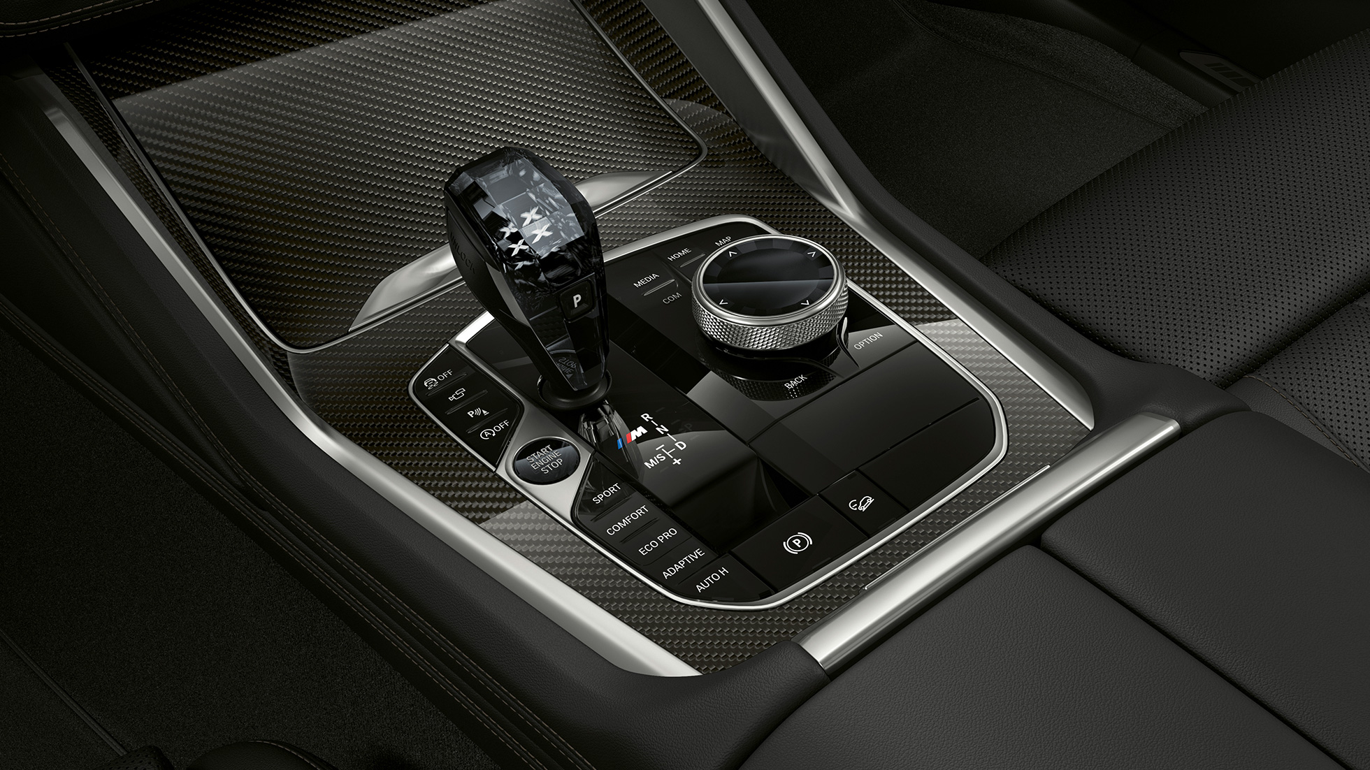 BMW X6 со BMW xLine, средишна конзола. BMW X6 внатрешност со BMW xLine со фокус на средишна конзола.