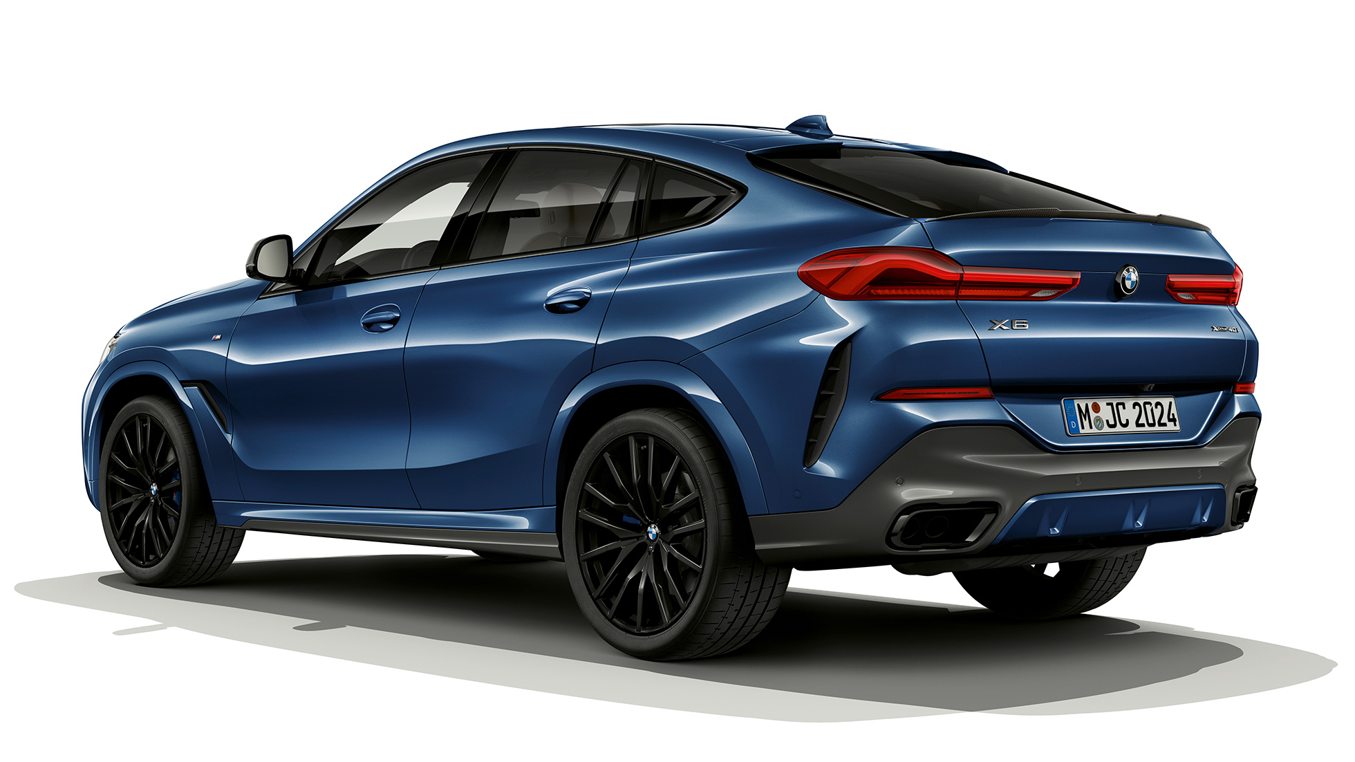 BMW X6 со M Sport пакет, одзади. BMW X6 со M Sport пакет, тричетвртински приказ, одзади.