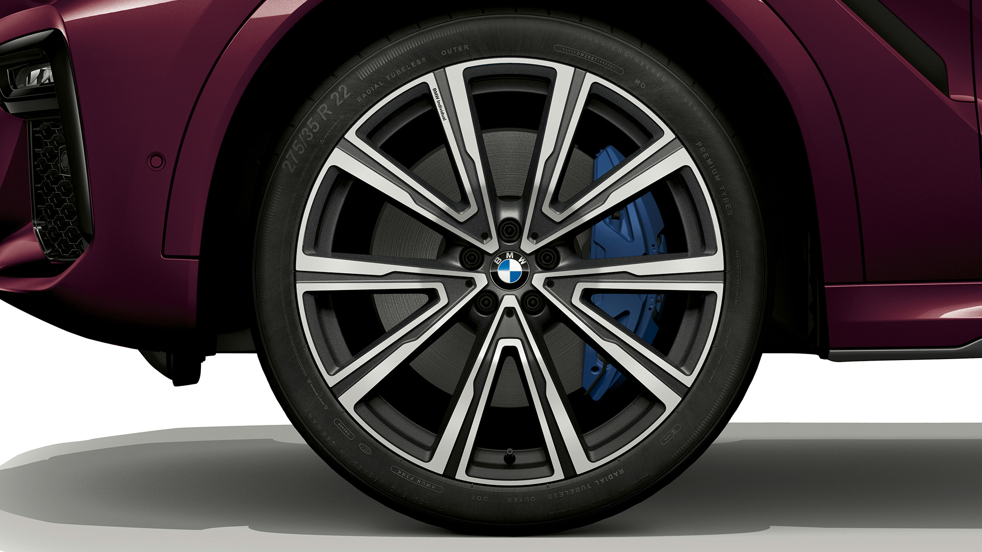 BMW X6 со BMW Individual, леснометални фелни. BMW X6 со BMW Individual, со фокус на леснометални фелни.