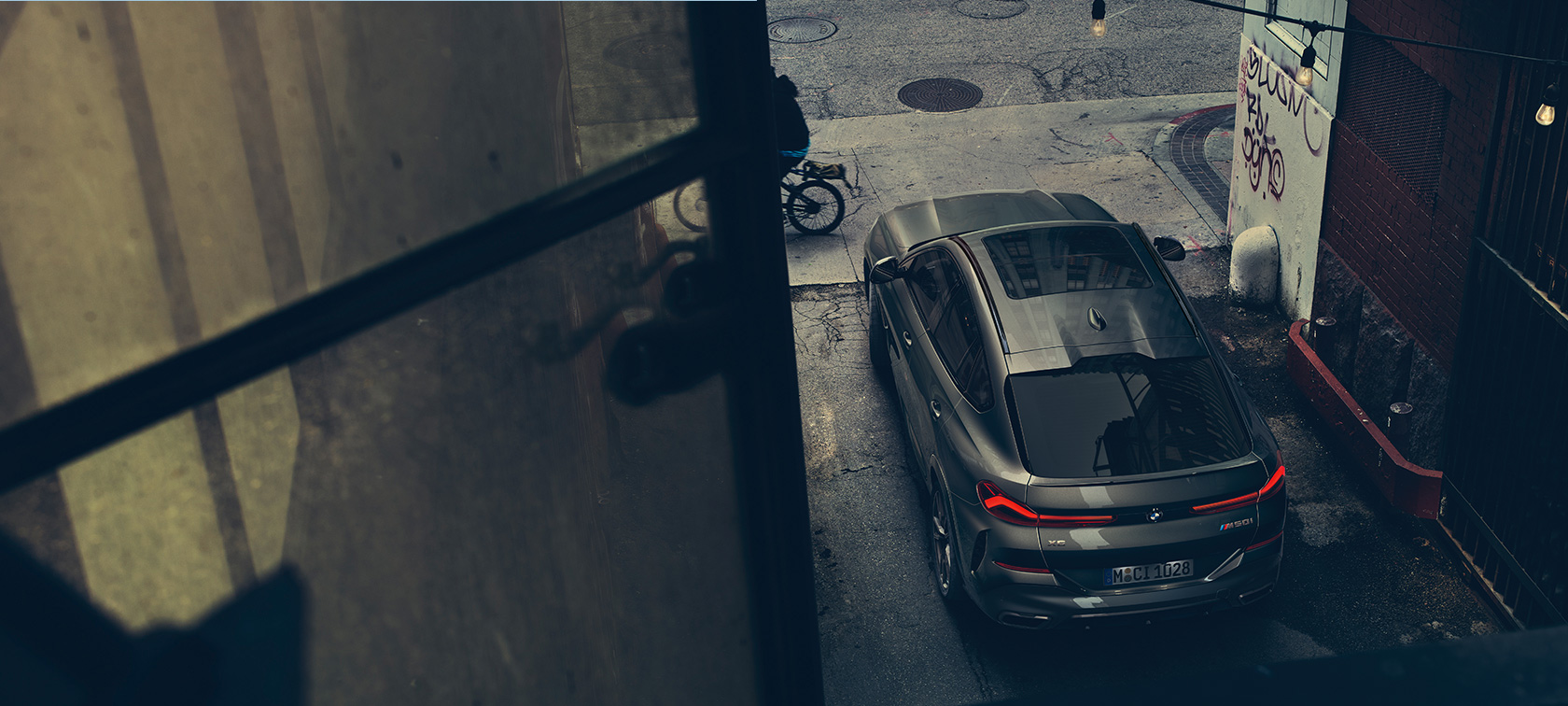 BMW X6 одзади. BMW X6 одзади од птичја перспектива.