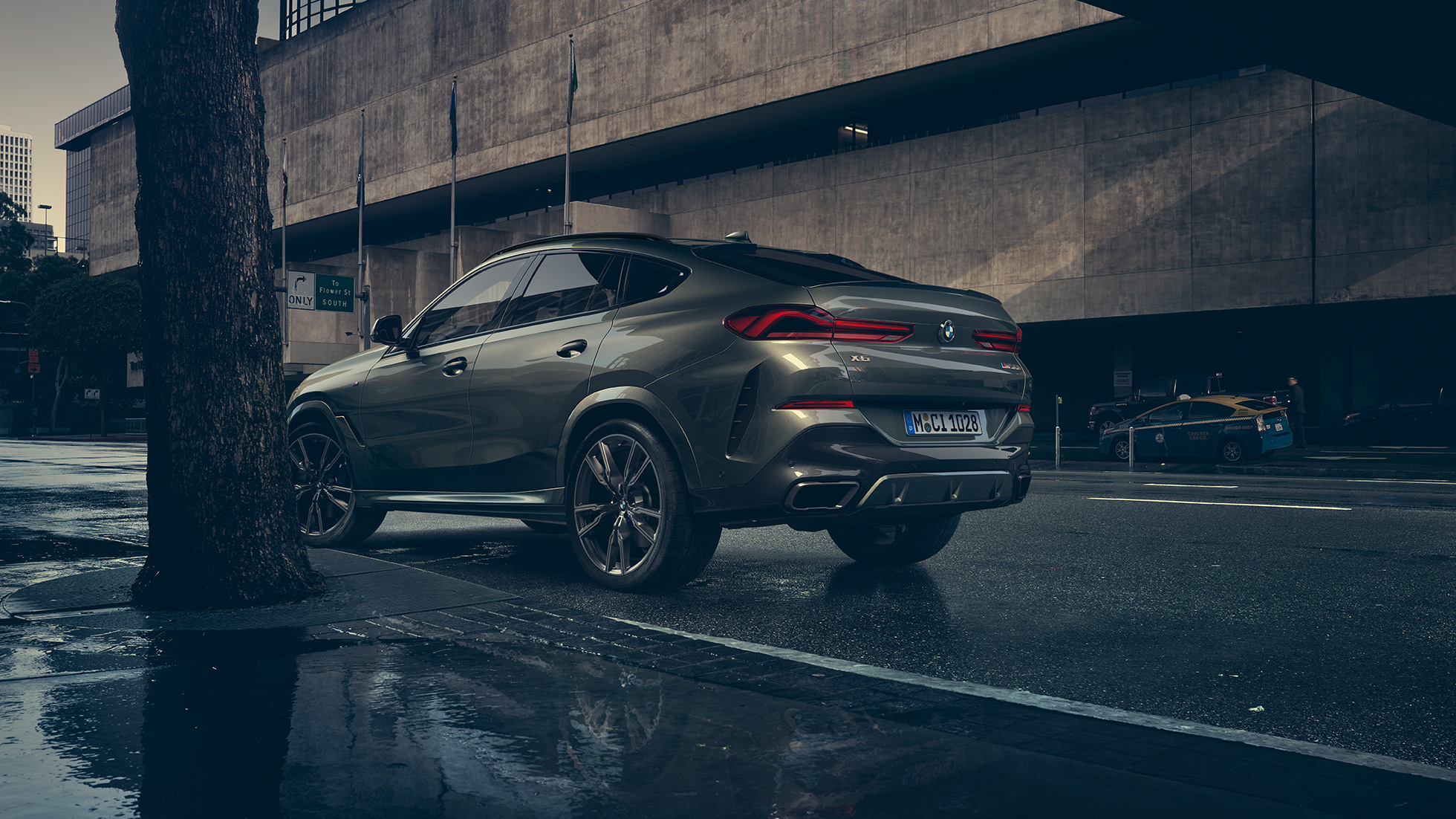 BMW X6 надворешност. BMW X6 од тричетвртинска перспектива одзади пред урбана заднина.